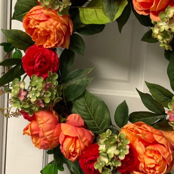 Vibrant Floral Wreath with Orange and Red Roses - Picture 2 of 3
